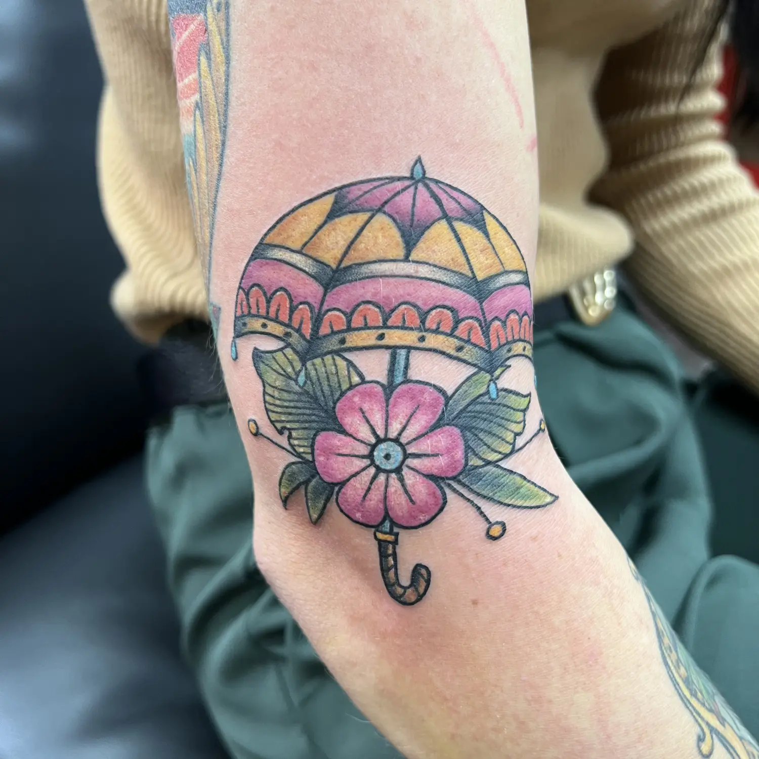 Skin City Tattoo & Piercing Yani-Tattoo auf einer Hand