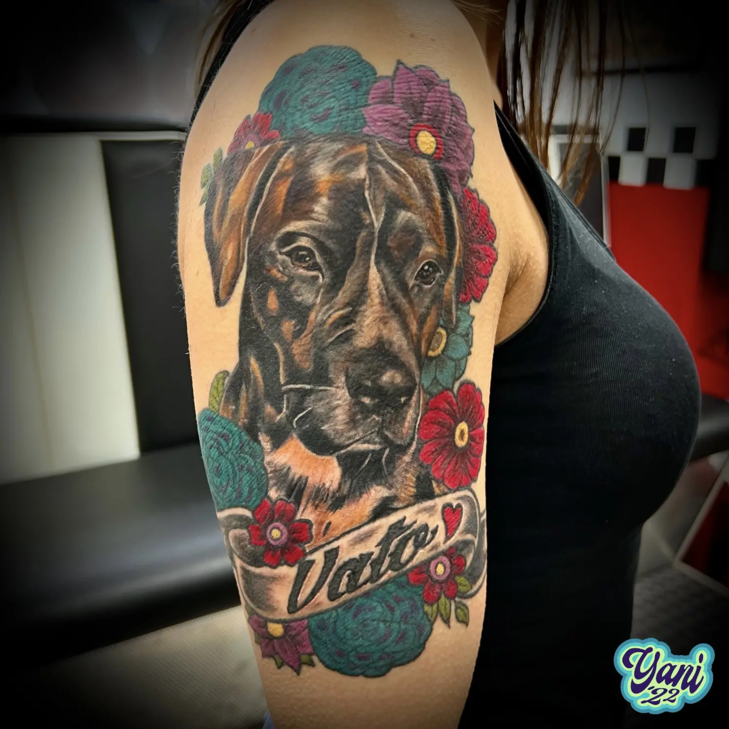 Skin City Tattoo & Piercing Yani-Tattoo auf einer Hand